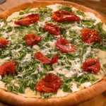 Pizza de Rúcula com Tomate Seco Pizza de Rúcula com Tomate Seco