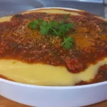 Polenta Cremosa com Ragu de Linguiça Polenta Cremosa com Ragu de Linguiça